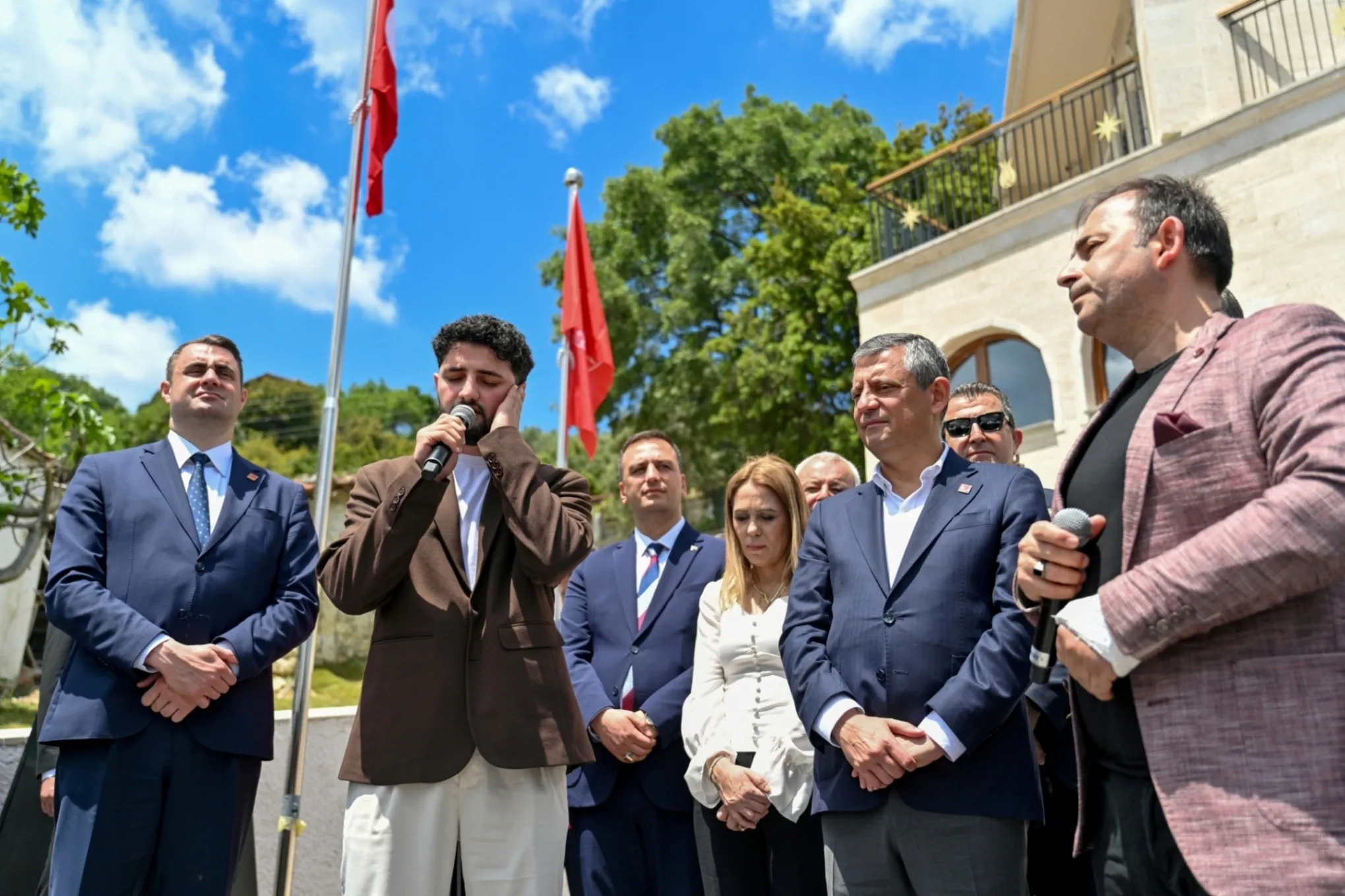 CHP Lideri Özel, camilerin birleştiren özelliğine dikkat çekti