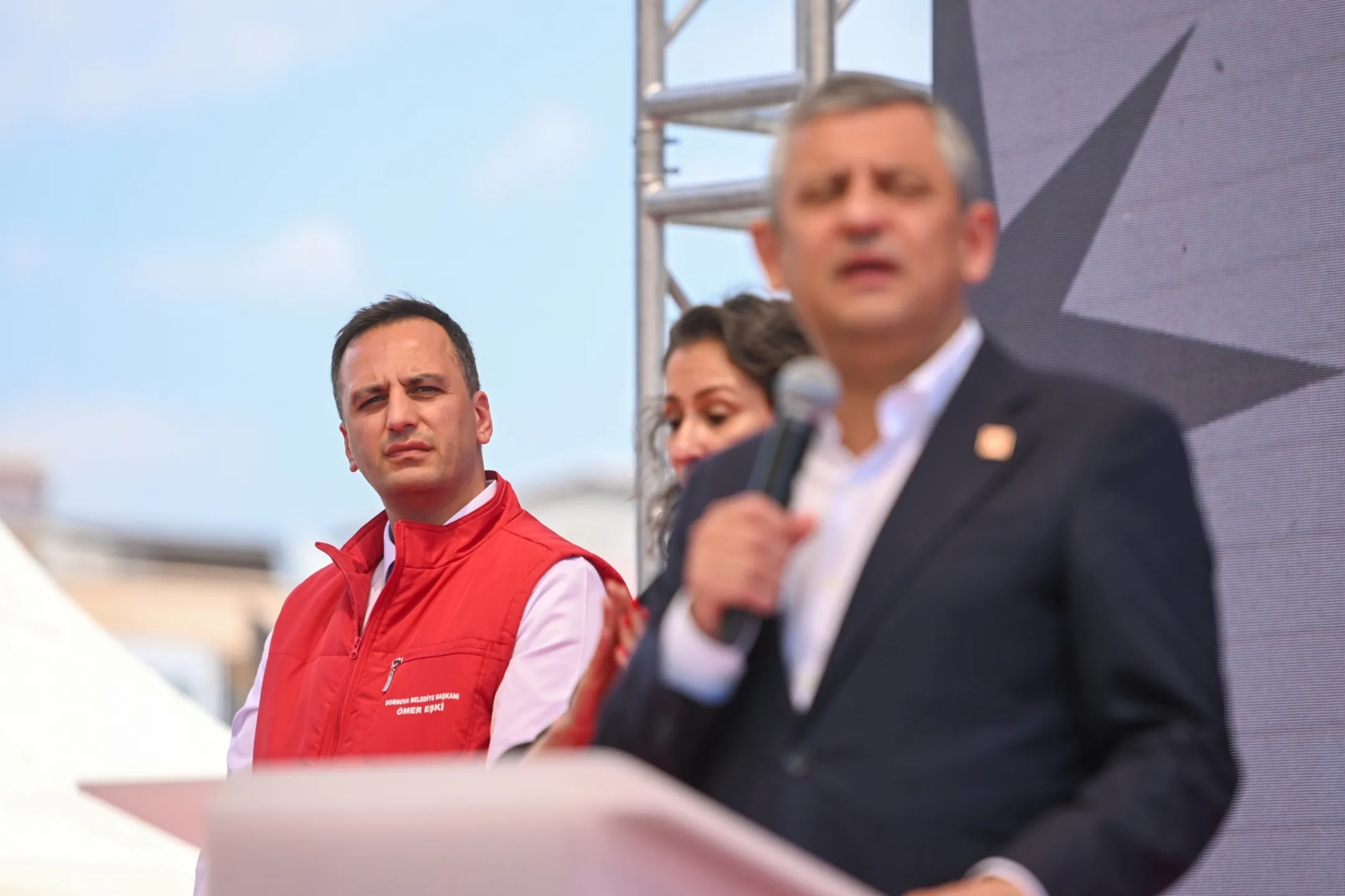 4.	CHP Genel Başkanı Özgür Özel, Bornova Belediye Başkanı Ömer Eşki ile birlikte vatandaşları selamladı.