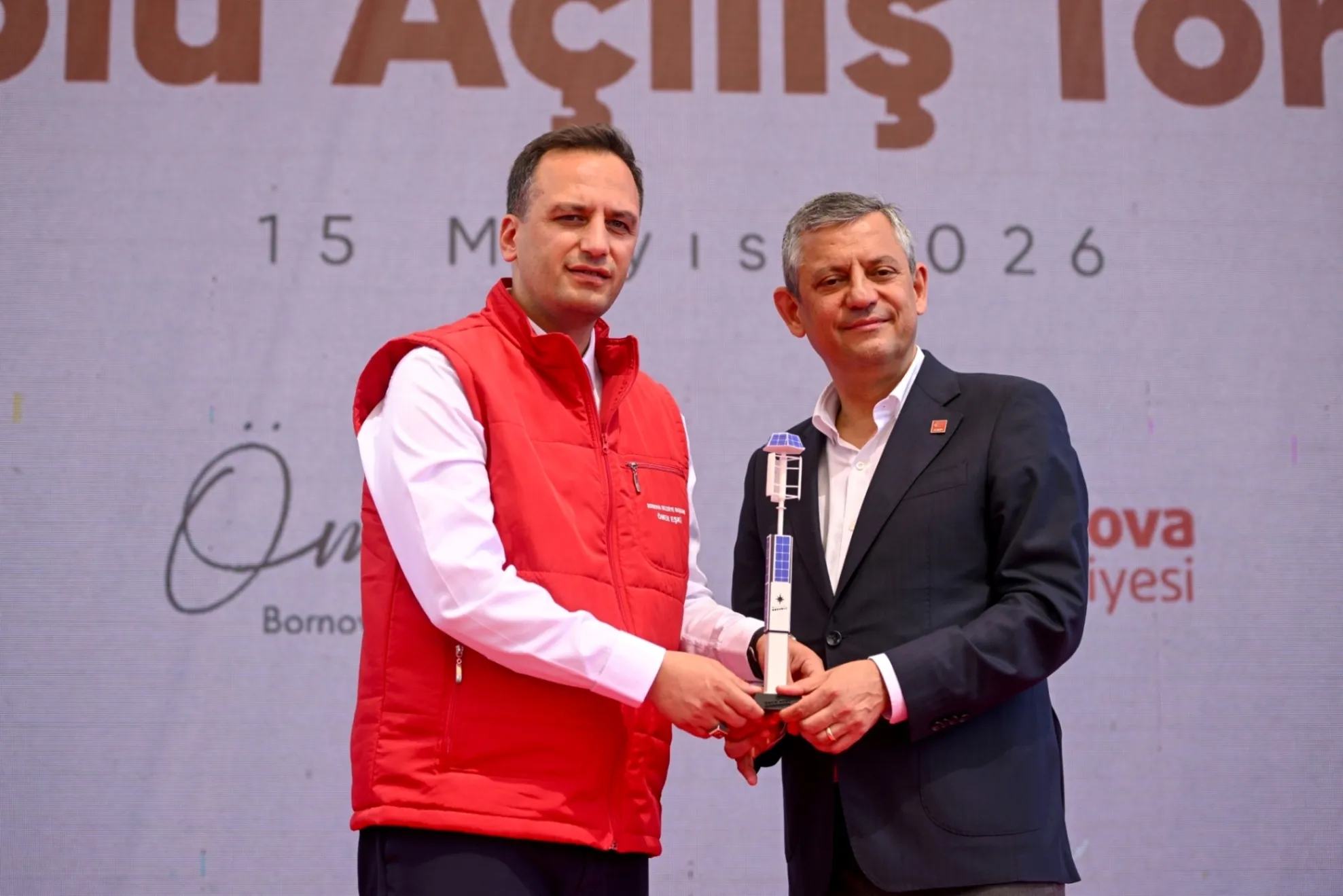 10.	Ömer Eşki’nin Özgür Özel’e hediye ettiği hibrit enerji direği maketi büyük ilgi gördü.