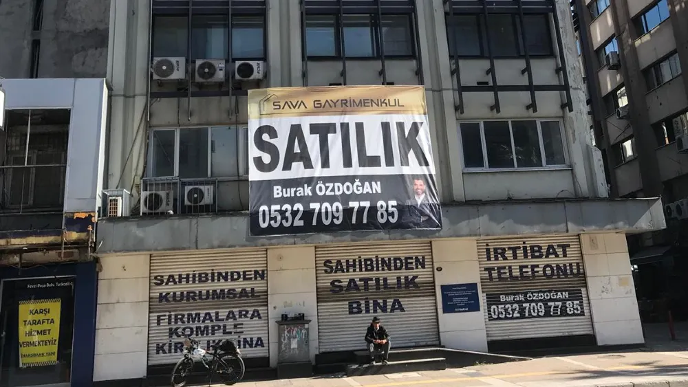 Dev bankanın İzmir’in merkezindeki binası satışa çıkarıldı