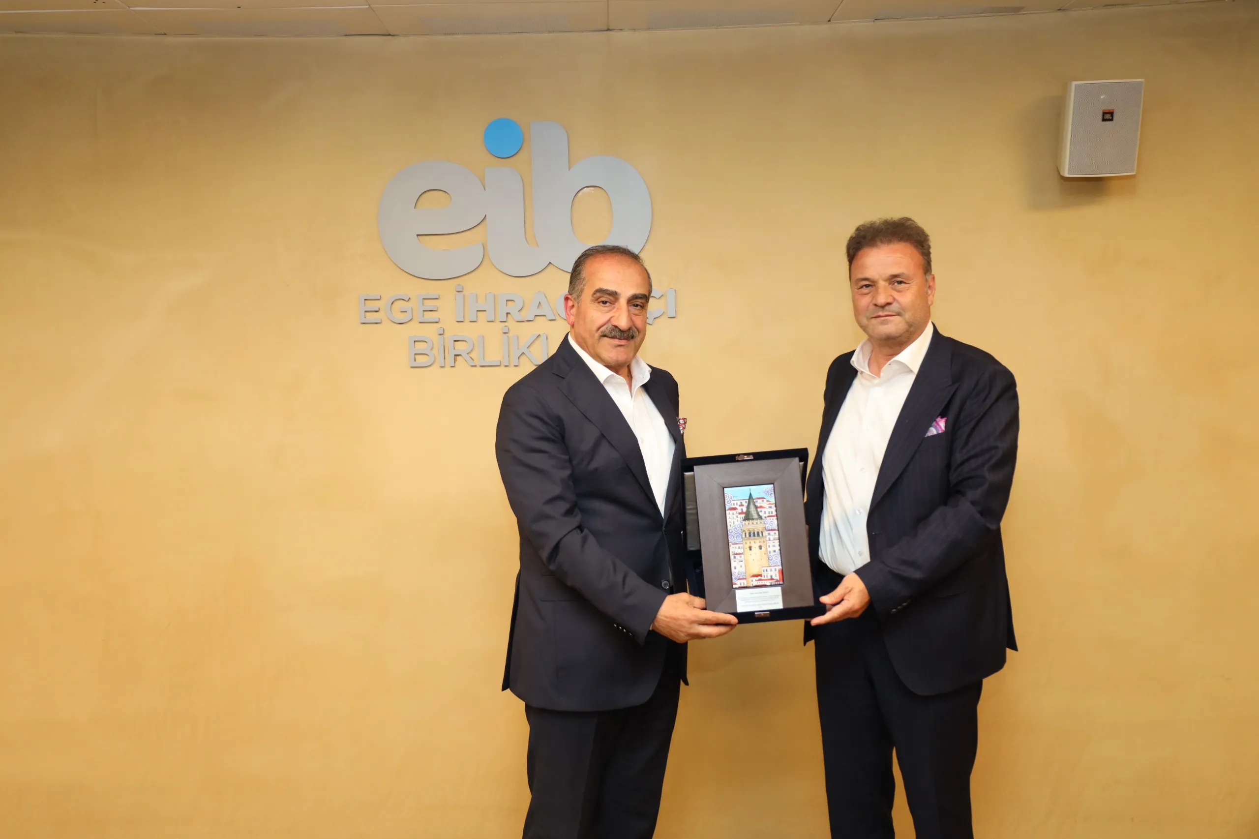 İstanbul Yaş Meyve Sebze İhracatçıları Birliği Başkanı Cevdet Çekok, Türkiye Meyve Sebze Mamulleri İhracatçı Birlikleri Sektör Kurulu Başkanı Hayrettin Uçak'a sektöre verdiği hizmetler nedeniyle teşekkür plaketi takdim etti
