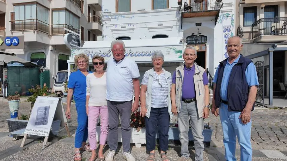 Foça’da turizm sezonu açıldı... Yurtdışından konuklar ayak bastı
