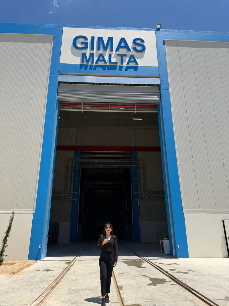Gimas CFO'su Övgü Demircan, Malta'daki fabrikanın önünde