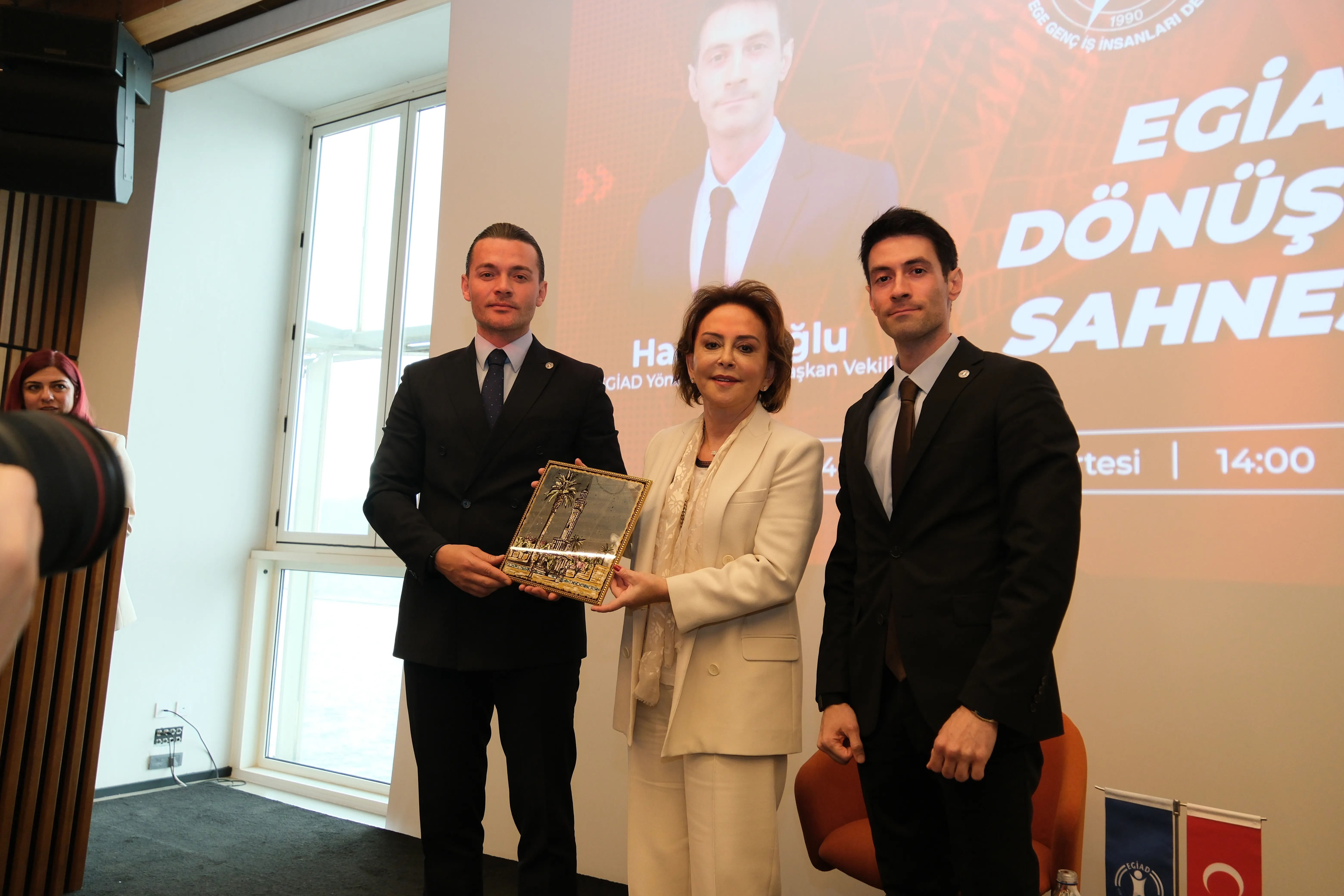 EGİAD Başkanı Kaan Özhelvacı ve Başkan Yardımcısı Mert Hacıraifoğlu, Esas Holding Başkan Vekili Emine Sabancı Kamışlı'ya el yapımı İzmir aynası takdim etti
