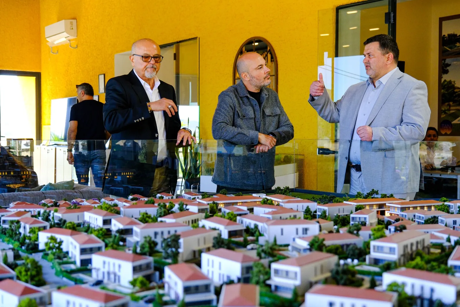 Münir Tanyer, İzmir'e gelen İstanbulluların yüzünün güldüğünü söylüyor