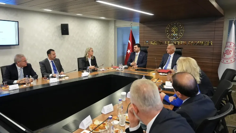 Bakan Ersoy: İzmir turizmi için verimli bir toplantı yaptık