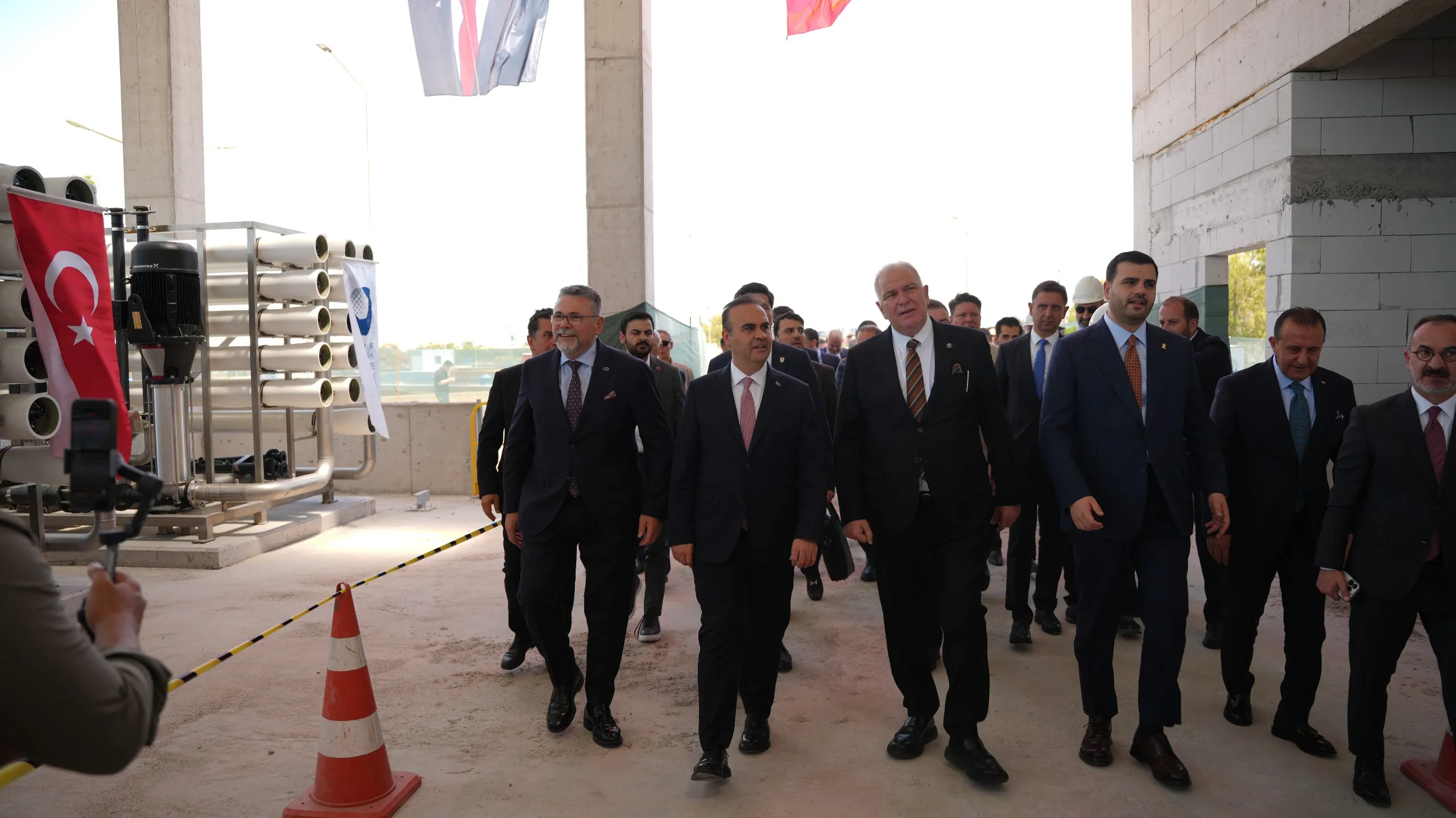 Bakan Kacır, bölgedeki sanayi tesislerini gezerek, bilgi aldı