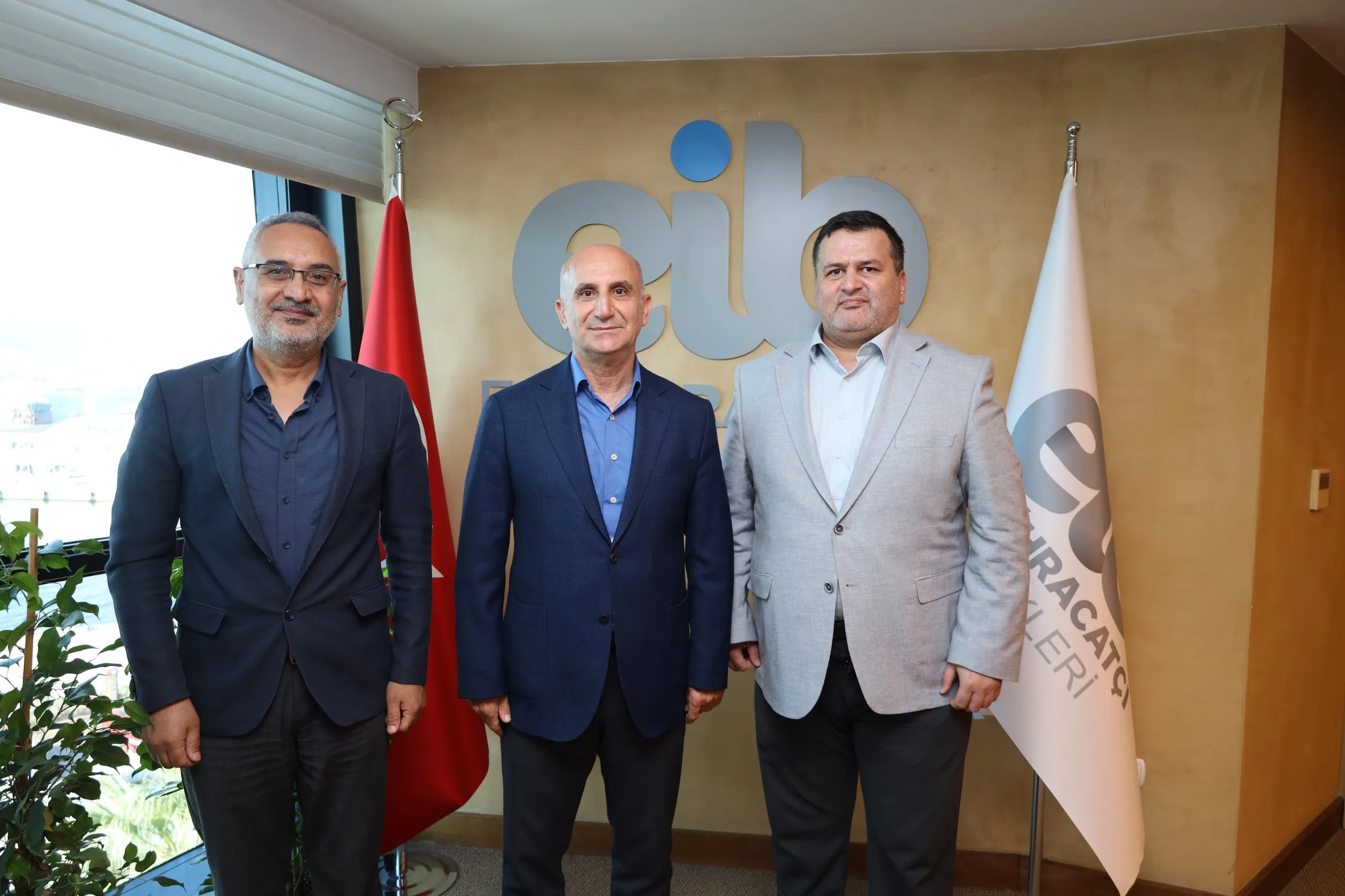 EİB Koordinatör Başkanı Muhammet Öztürk, ihracatta beklentilerle ve projeleriyle ilgili Tek Referans İmtiyaz Sahibi Erhan Gülenç ve Genel Yayın Yönetmeni Sinan Doğan'a açıklama yaptı