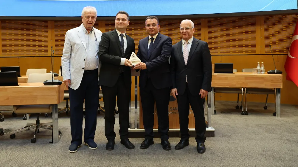 Pınar Süt Genel Müdürü Serdar Türkmen, Yeşil Dönüşüm Ödülü’nü Ege Bölgesi Sanayi Odası Yönetim Kurulu Başkanı Ender Yorgancılar ve İzmir Çevre Şehircilik ve İklim Değişikliği İl Müdürü Aytaç Yalçınkaya’dan aldı