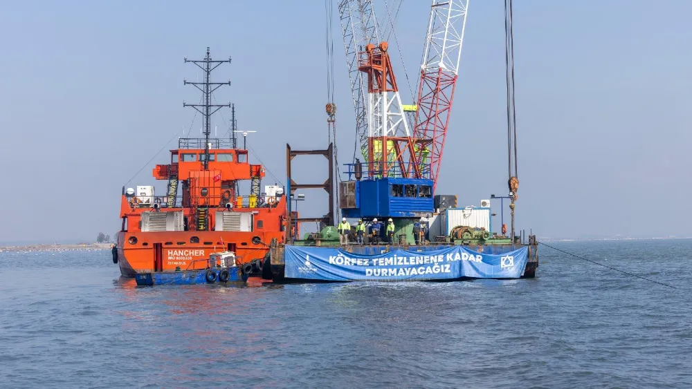 İzmir Körfezi’nde 1,2 milyon ton dip çamuru, binlerce ton atık temizlendi