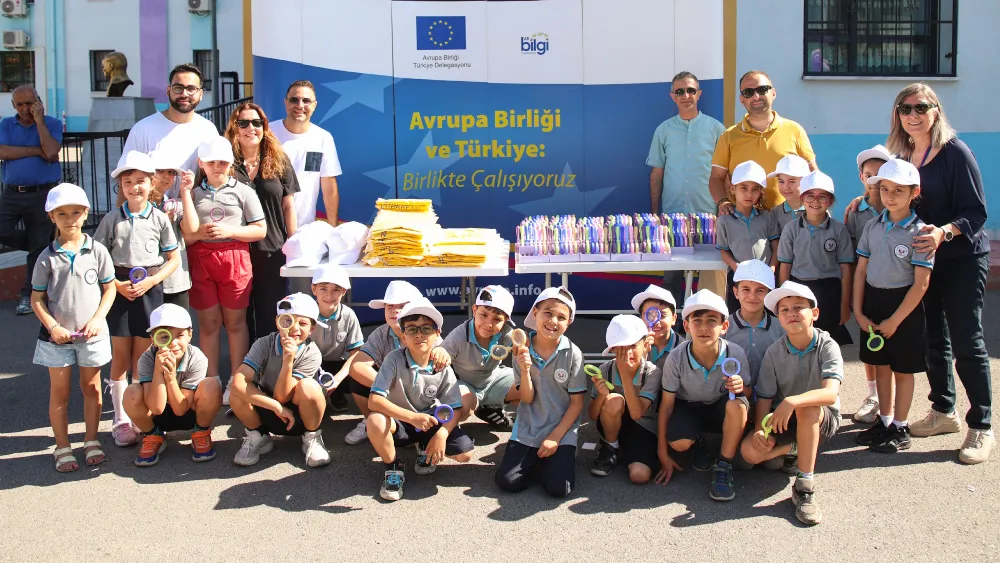 Minik eller gelecek için toprakla buluştu