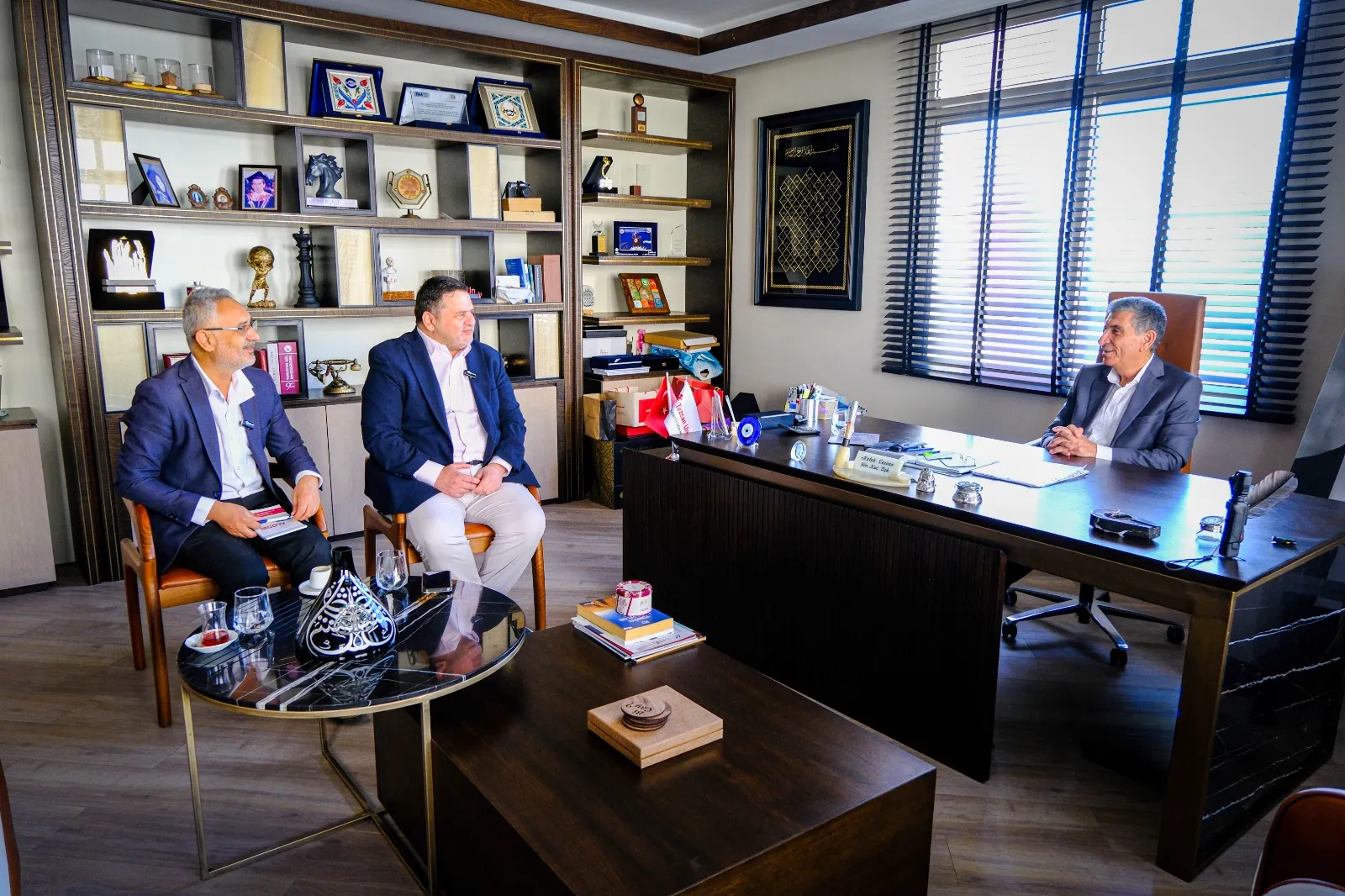 Haluk Tezcan, en genç meclis üyesi olarak girdiği EBSO'da bugün Meclis Başkanlığı için aday oldu. Tezcan, Tek Referans Gazetesi İmtiyaz Sahibi Erhan Gülenç ve Genel Yayın Yönetmeni Sinan Doğan'ın sorularını yanıtladı