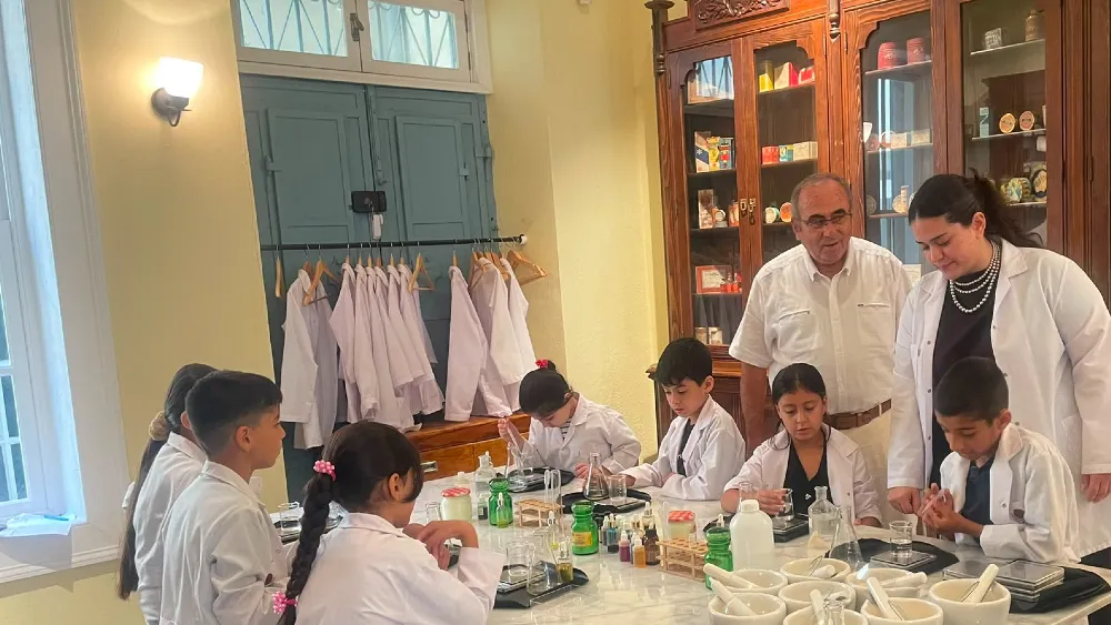 Hocaların hocasından küçüklere eczacılık dersi