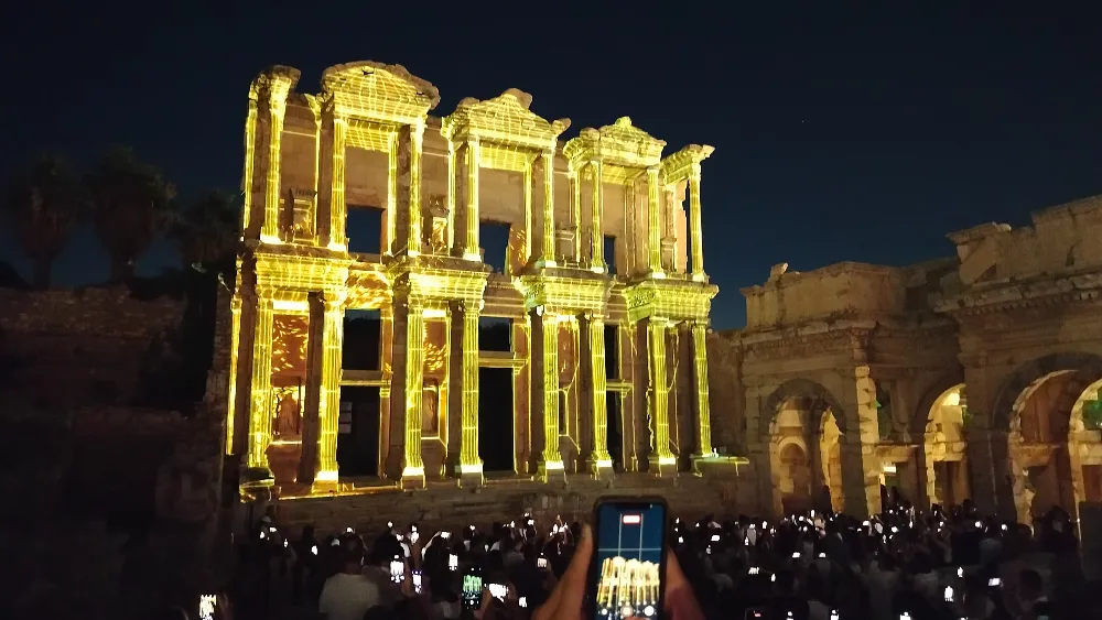 Efes Celsus Kütüphanesi önünde tarih ve teknoloji bir arada
