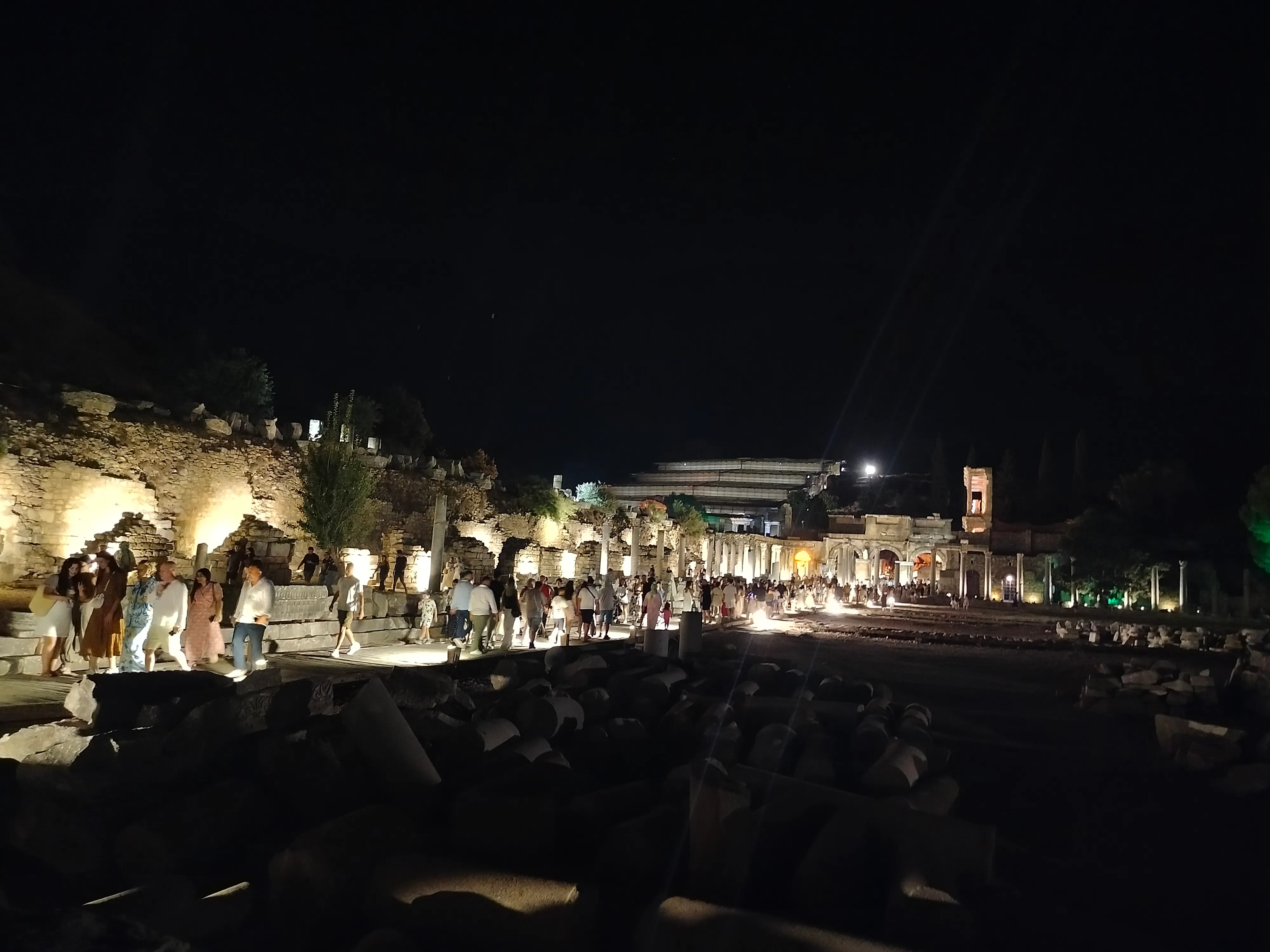 Binlerce insan antik kentin girişinden koşar adım ışık gösterisinin yapılacağı mekana doğru gidiyor