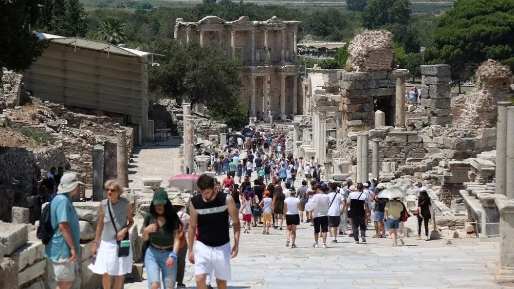 Efes’te kriz çıktı... Turisti rahatsız eden esnafa yıkım tehdidi