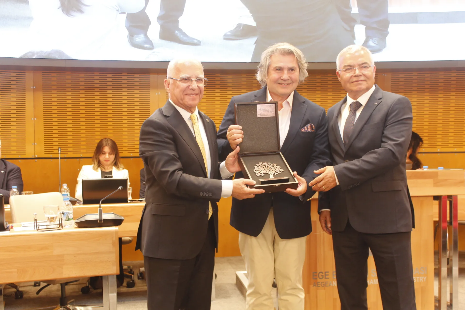 EBSO Meclis Başkanı İbrahim Gökçüoğlu ve Yönetim Kurulu Başkan Vekili Metin Akdaş, Mehmet Öğütçü'ye plaket verdi