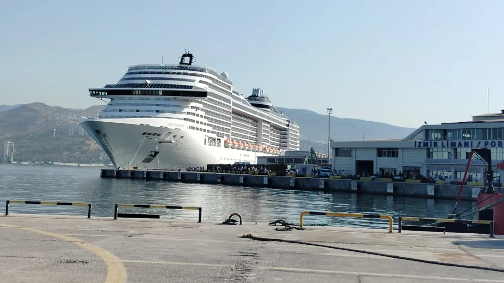 İzmir’e gelen dev yolcu gemisi esnafı memnun etmedi