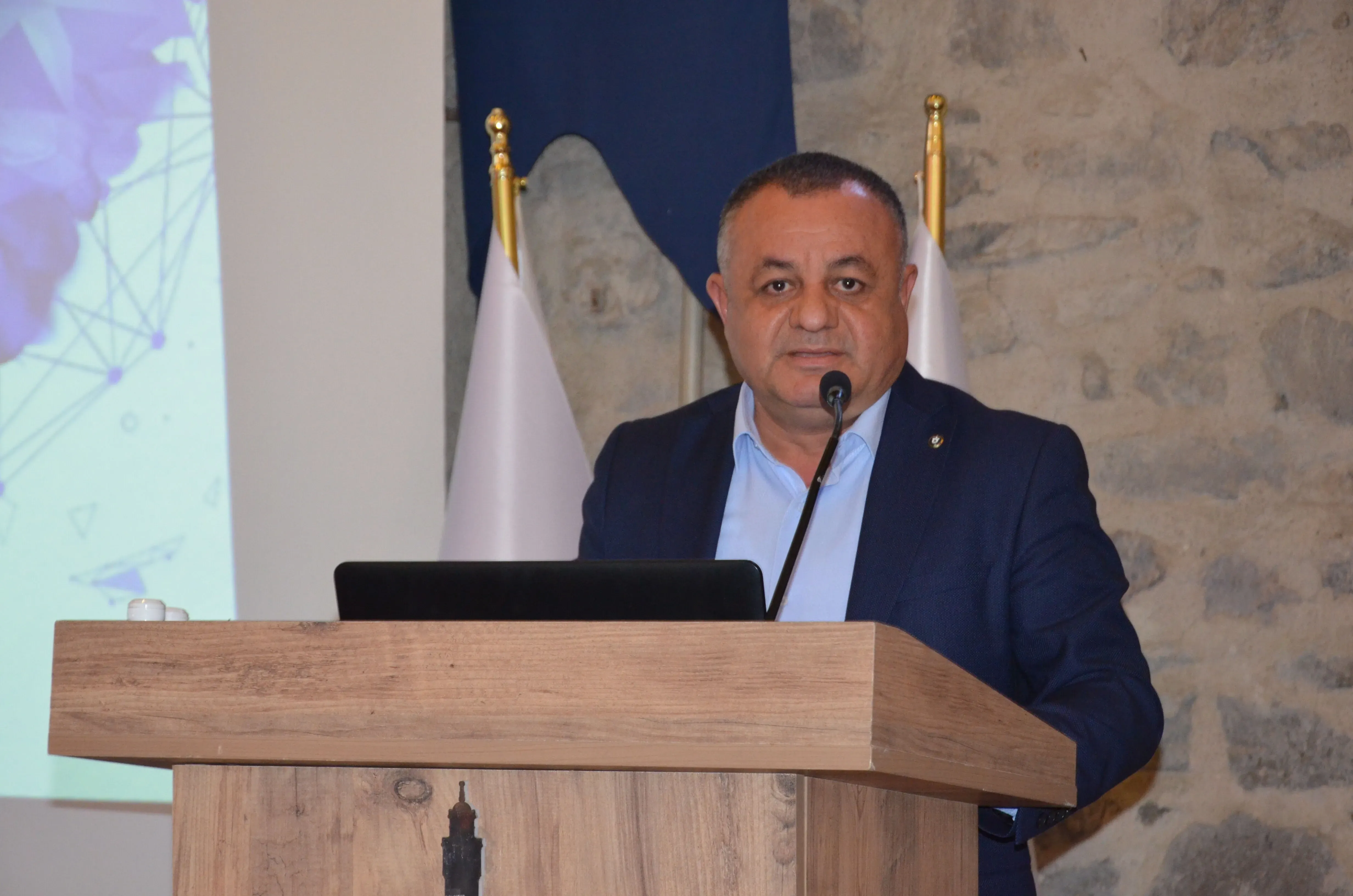 İzzet Avcı, gelinlikçilerin stoklarında çok fazla ürün bulunduğunu söylüyor