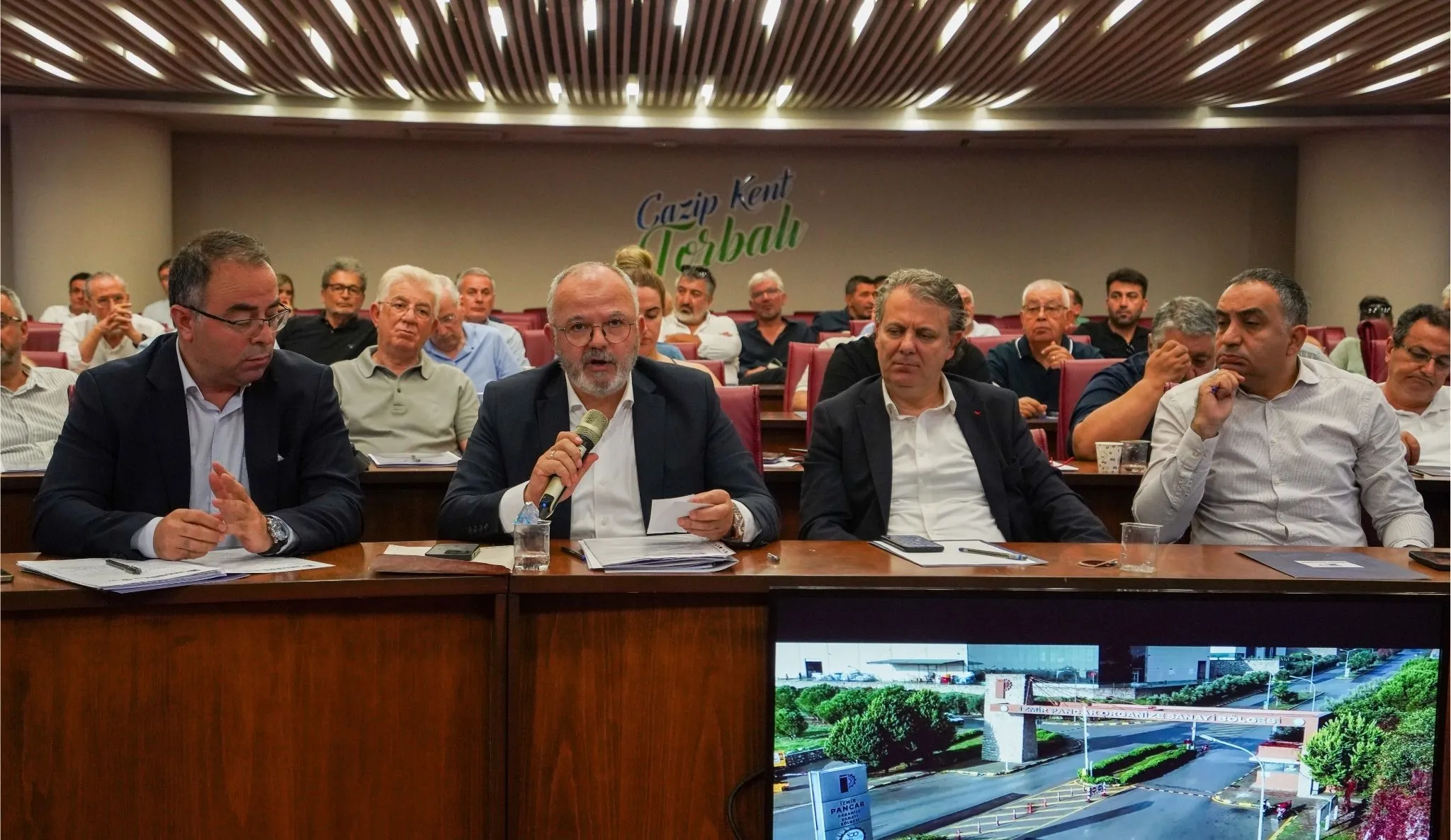 Soldan: İzmir Pancar OSB Yönetim Kurulu Üyesi Ali Gevşek, Yönetim Kurulu Başkanı Mahmut Ünlüsoy, İzmir Sanayi ve Teknoloji İl Müdürü Hakan Topaç, Torbalı Kaymakamı Adem Çelik