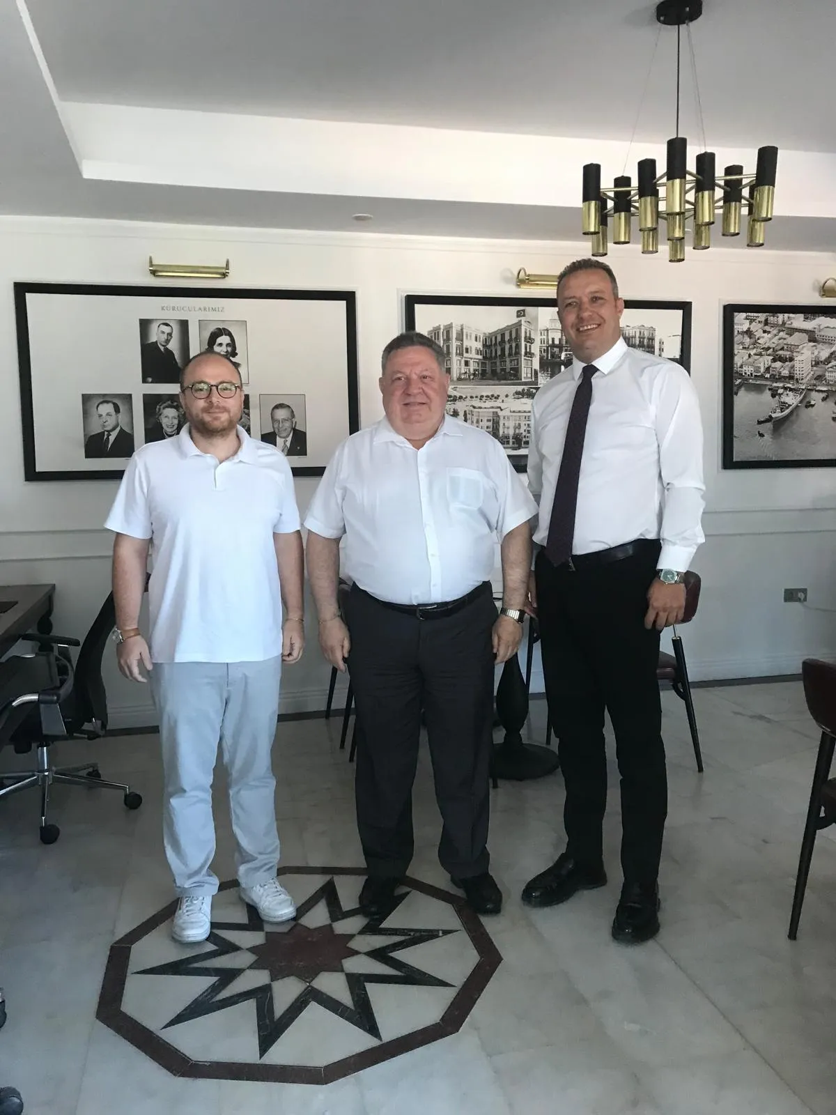 (soldan sağa) İzmir Palas Turizm ve Ticaret A.Ş. Mimari Proje Koordinatörü Taylan Özcan, Ahmet Kilimci, İzmir Palas Turizm ve Ticaret A.Ş. Genel Müdürü Aydın Tokbaş