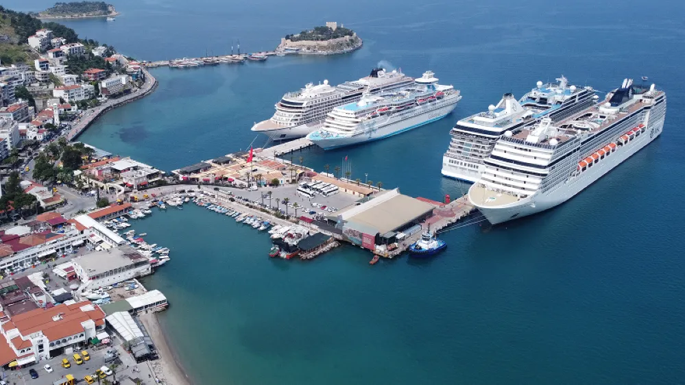 Ege Port Kuşadası Limanı'na 500 bine yakın yolcu geldi