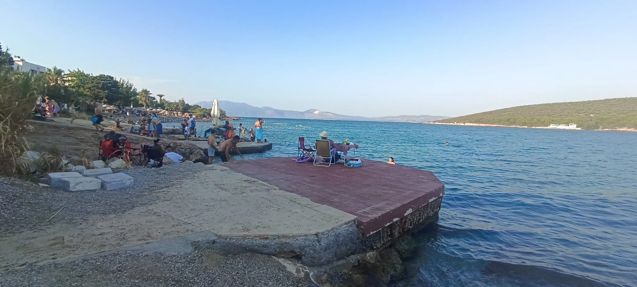 Belediye ekipleri özel beachi yıkarak halkın kullanımına açtı