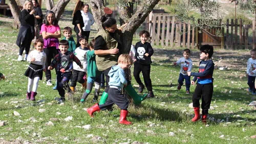 Eğitimci Pınar Bozkuş, çocukların doğa içinde yetişmesi için alternatif bir eğitim modeli ortaya koydu