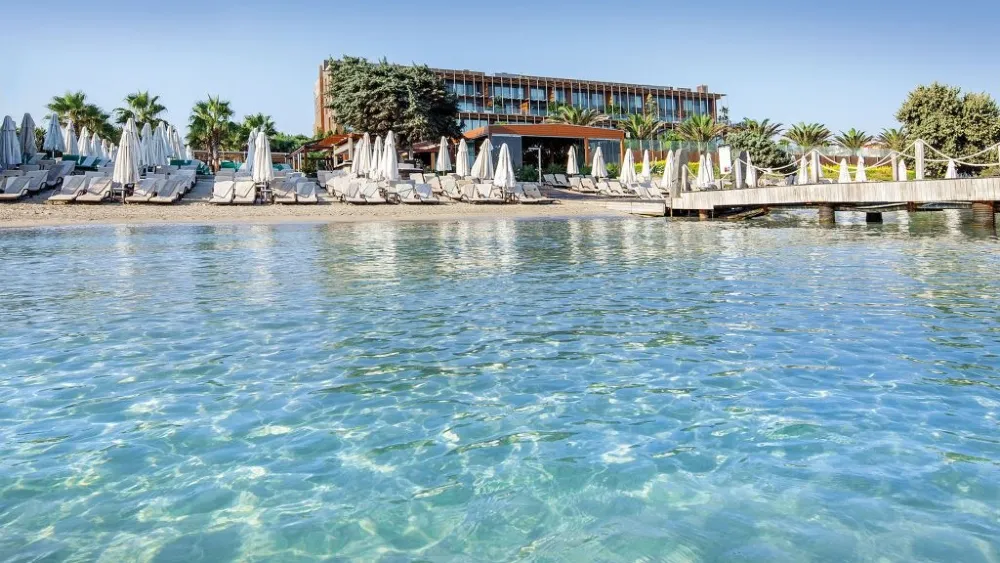 Çeşme’de ünlü iş insanının rezidansı halkın plajını işgal etti… Zabıta tek tek kaldırdı