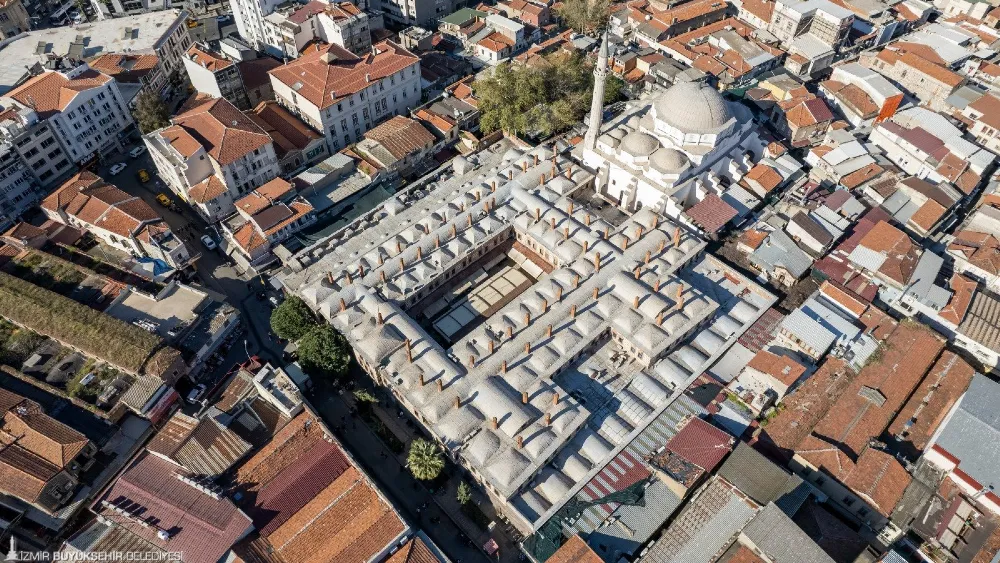 İzmir'in tarihi çarşısında esnaf ticaret yapamaz hale geldiğini söylüyor