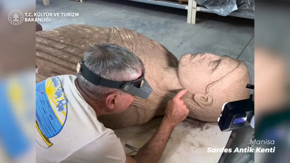 Sardes Antik Kenti’nden muhteşem keşif... 2 bin 500 yıllık genç erkek heykeli bulundu