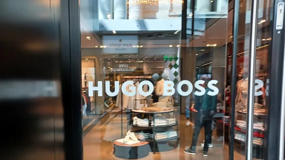 İzmir'de üretim yapan Hugo Boss'un kontrolü Almanlar'dan İngilizler'e geçti