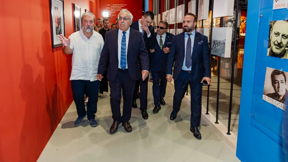 Rusya'nın Ankara Büyükelçisi Vershinin, Nâzım Hikmet sergisini gezdi