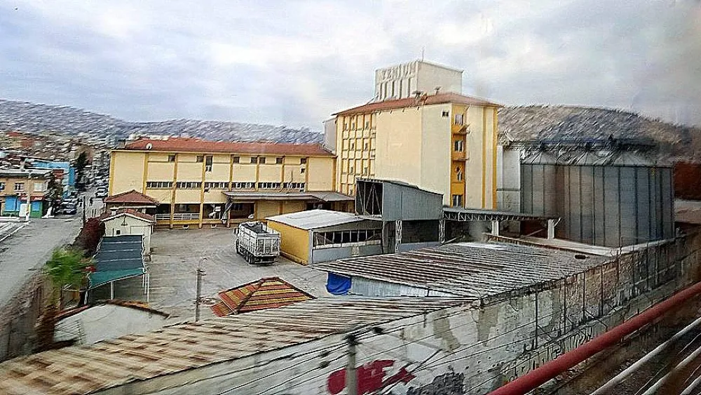 İzmir'in göbeğindeki 80 yıllık tarihi un fabrikası kiracı arıyor