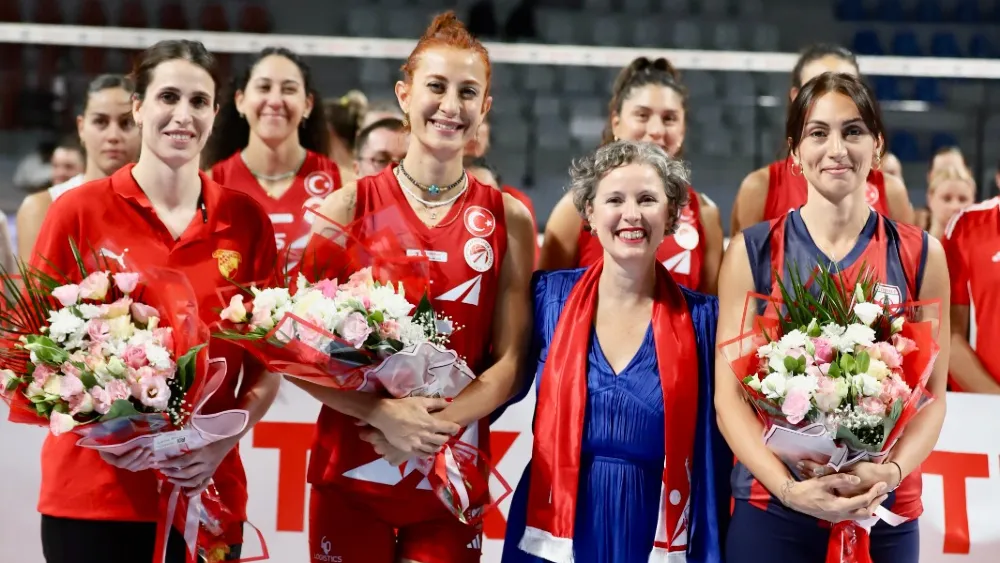 Aras Kargo İzmir’de kadın voleybol dostluk müsabakası düzenledi