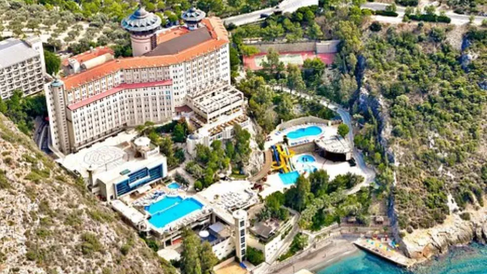 Maaş alamayan otel çalışanları eylem yaptı: 400 müşteri mahsur kaldı