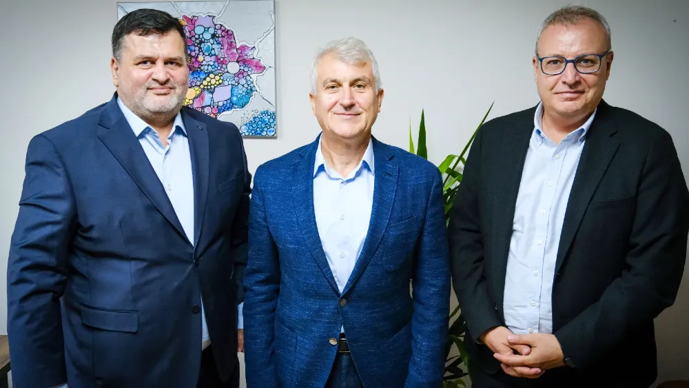 Jeotermal Enerji Derneği Başkanı Ali Kındap, Gazeteci Serkan Aksüyek ile beraber Tek Referans İmtiyaz Sahibi Erhan Gülenç’i ziyaretinde j
