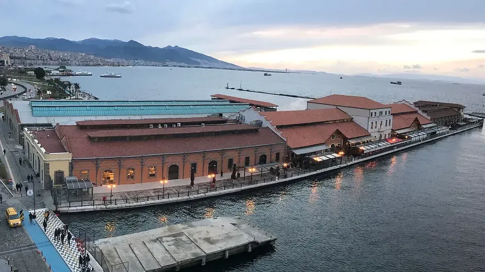 İzmir'in tarihi kalbindeki Konak Pier'in 36 yıllığına özelleştirilmesinde bugün teklifler alındı