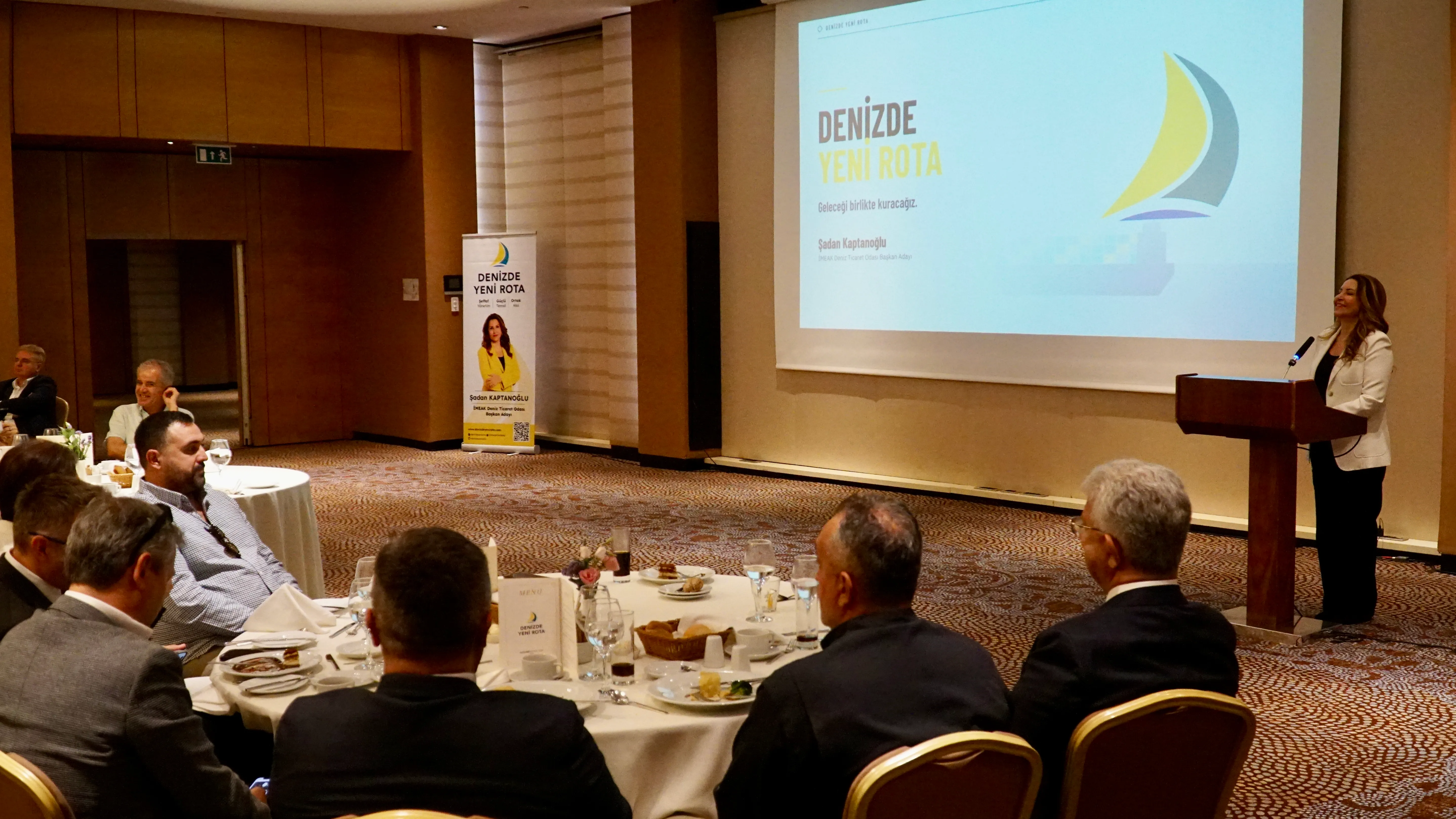 Şadan Kaptanoğlu, İzmir'de Deniz Ticaret Odası üyeleriyle bir araya geldi