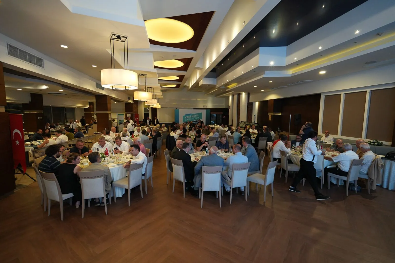 İAOSB'de yapılan makine sektör toplantısına çok sayıda sanayici katıldı
