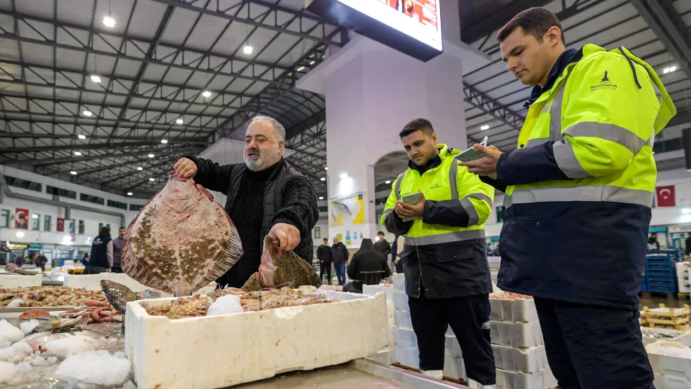 İzmir Balık Hali'nde bir ayda dokuz bin tonluk işlem
