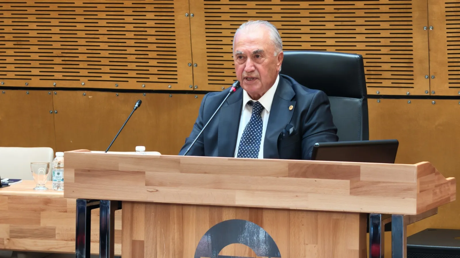 EBSO Meclisi'ni en yaşlı meclis üyesi olarak Remzi Peköz yönetti
