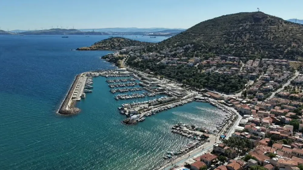 Yeni Foça Yat Limanı, 230'u denizde 100'ü karada olmak üzere 330 yat bağlama kapasitesine sahip