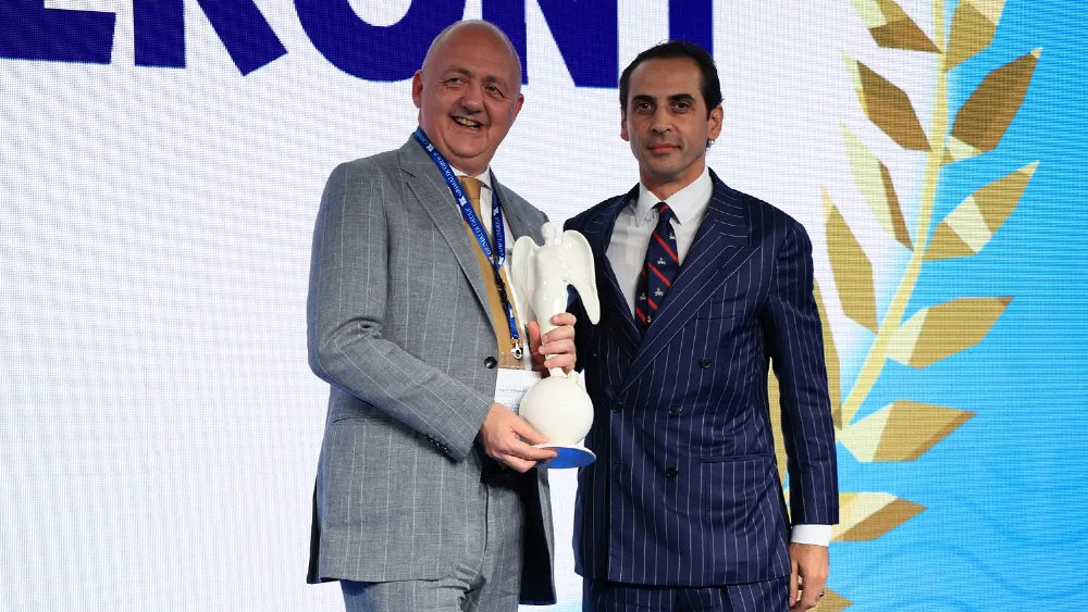 Arkas Holding Yönetim Kurulu Başkan Yardımcısı Bernard Arkas, ödülü Grimaldi Group Kuzey/Güney Kısa Mesafe Hatları Sorumlusu Eugenio Grimaldi’nin elinden aldı