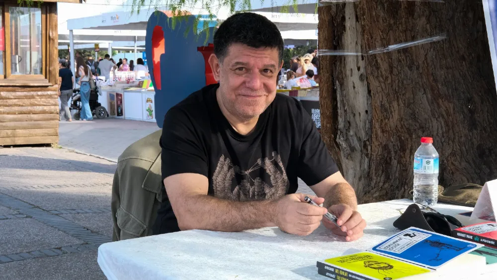 Yazar Alper Canıgüz, İzmir Kitap Fuarı'na konuk oldu