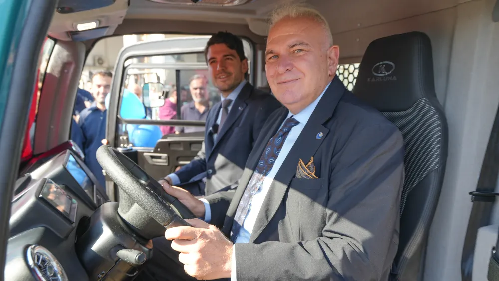 İzmir Atatürk Organize Sanayi Bölgesi Başkanı Cenk Karace ve Karluna İcra Kurulu Başkanı Mert Karabağlı, direksiyon başına geçti