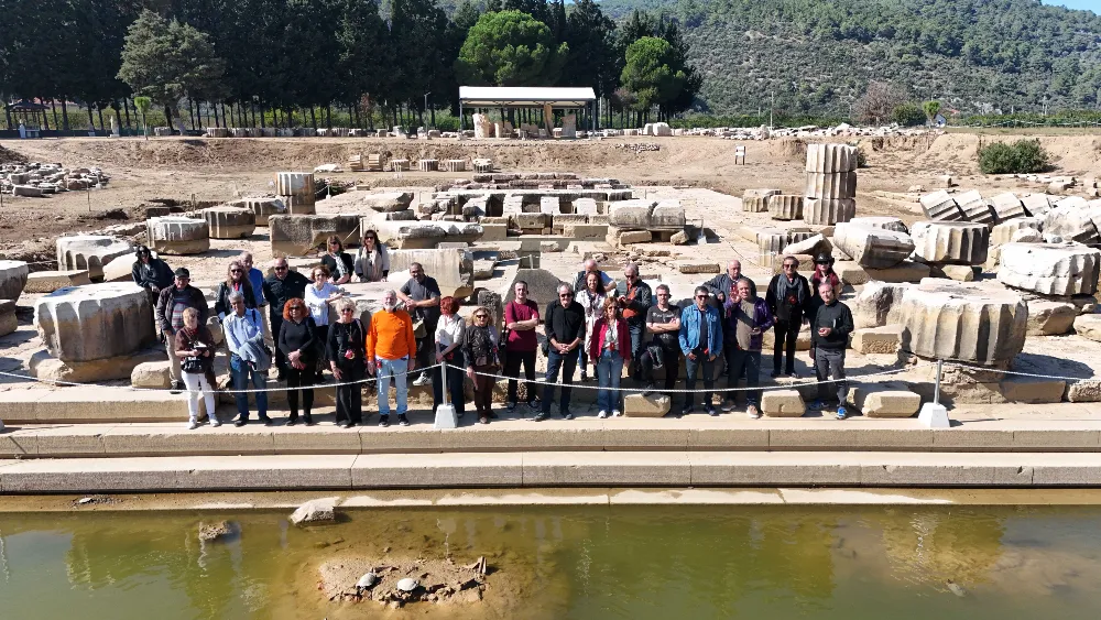 Klaros’ta Homeros heykelinin altında buluştular