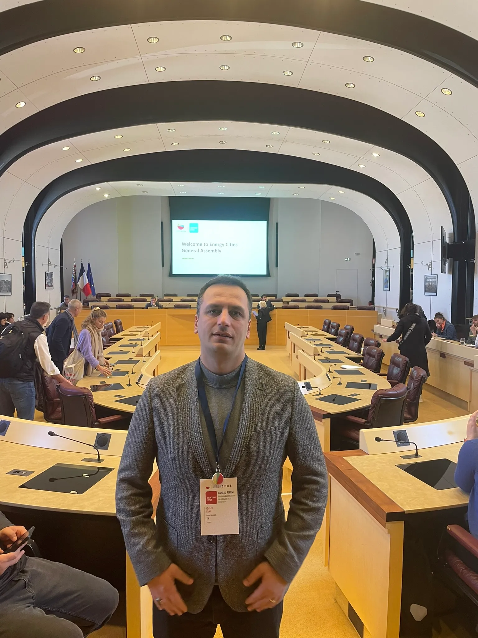 Bornova Belediye Başkanı Ömer Eşki, üyesi olduğu Energy Cities Yönetim Kurulu’nun Brüksel merkezli hibrit zirvesine İzmir'den bağlanarak, kentin yeşil enerji hamlelerini ve doğrudan yerel finansman stratejisini Avrupa Parlamentosu üyeleri ve Avrupalı belediye başkanlarıyla paylaştı.