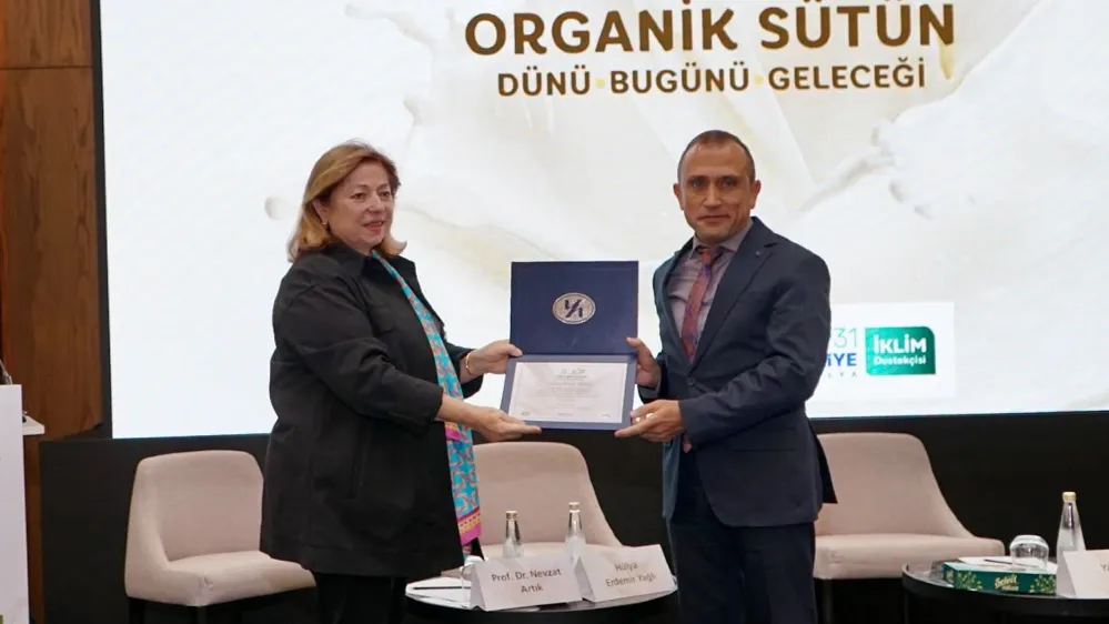 Yaşar Holding ve Çamlı Yem Besicilik Yönetim Kurulu Başkanı Feyhan Yaşar, Manisa Vali Yardımcısı Cemil Kılınç'a, Yaşar Topluluğu’nun kurucusu, Türkiye’de tarıma dayalı sanayinin öncüsü merhum Selçuk Yaşar'ın "Selçuk Yaşar: Yaşamı, Hatıraları, Öğütleri" kitabını hediye etti