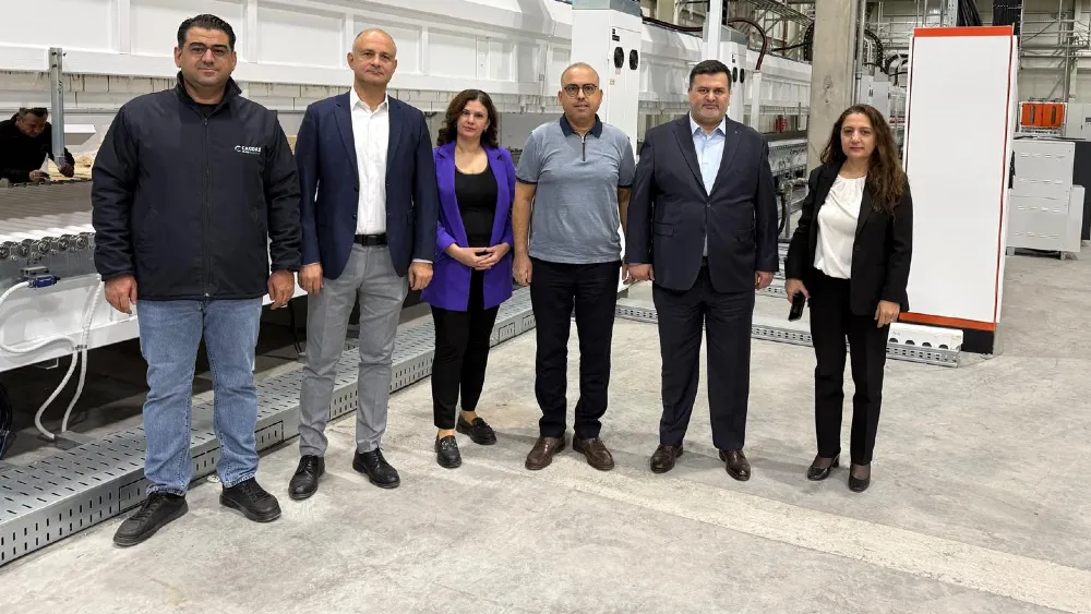 Çağdaş Cam CEO’su Serdar Raşit Pirinç ve yöneticiler, Tek Referans İmtiyaz Sahibi Erhan Gülenç, Yazı İşleri Müdürü Özlem Sarsın ile Manisa Temsilcisi Gülsüm Erdem Emen'e Manisa yatırımları hakkında bilgi verdi